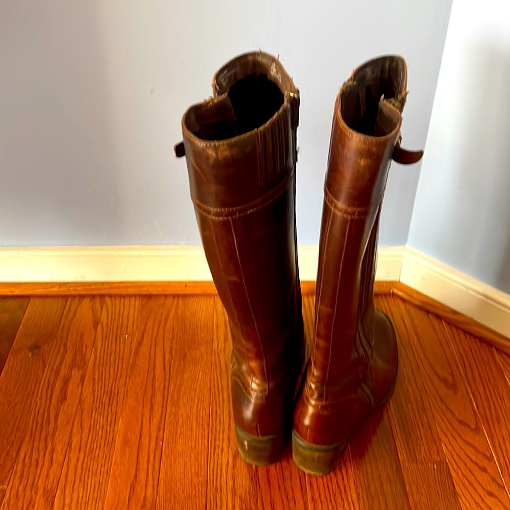 Born boots with solid heel. Barely worn.